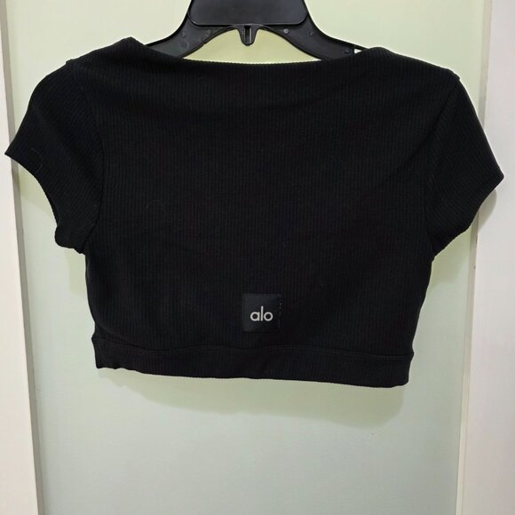 Alo Yoga Women’s Black Ribbed Crop Top – Size M – Short Sleeve Button Front - Picture 6 of 7